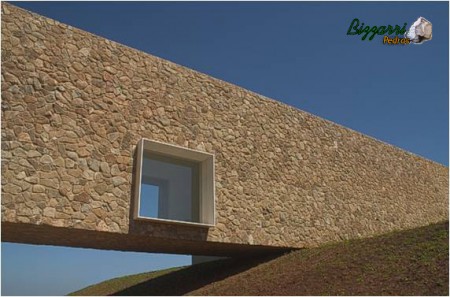 parede em pedra moledo no túnel que liga duas partes da residência com pedra dos quatro lados, inclusive na parte de baixo.